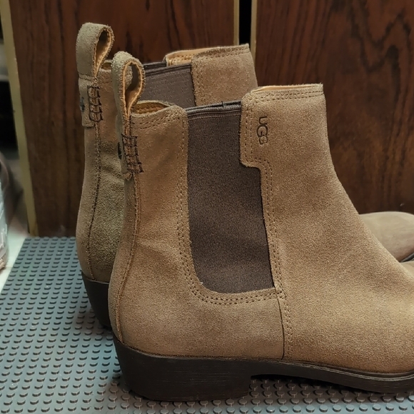Ugg Heeled Chelsea Style Boots - Picture 2 of 9